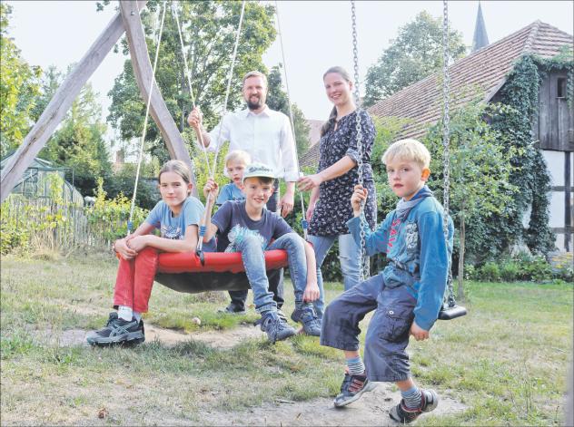 Der Bischdorfer Pfarrer Friedemann Bublitz mit seiner Frau Sabine und den Kindern Hugo, Erich, Karl und Otto (v. r.). Foto: Irmela Hennig