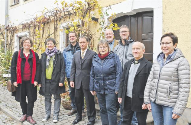Pfarrer Christian Bernhardt (4. v. l.) kämpft zusammen mit seinen Kirchenvorständen und Gemeinden dafür, dass »die letzte Öffentlichkeit in der Region« nicht verloren geht. Foto: Steffen Giersch Pfarrer Christian Bernhardt (4. v. l.) kämpft zusammen mit seinen Kirchenvorständen und Gemeinden dafür, dass »die letzte Öffentlichkeit in der Region« nicht verloren geht. Foto: Steffen Giersch