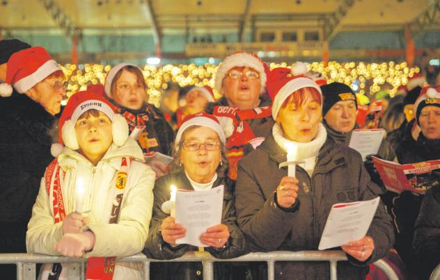 Das traditionelle Weihnachtsliedersingen des 1. FC Union Berlin lockt jedes Jahr über 20 000 Menschen ins Stadion. Foto: epd-bild / Rolf Zöllner Das traditionelle Weihnachtsliedersingen des 1. FC Union Berlin lockt jedes Jahr über 20 000 Menschen ins Stadion. Foto: epd-bild / Rolf Zöllner