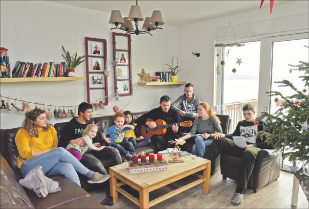 Weihnachtsliedersingen im offenen Vollzug im Seehaus Leipzig: Familie Steinert feiert Weihnachten gemeinsam mit inhaftierten Jugendlichen in den neuen Räumen am See in Neukieritzsch. Foto: Wolfgang Zeyen Weihnachtsliedersingen im offenen Vollzug im Seehaus Leipzig: Familie Steinert feiert Weihnachten gemeinsam mit inhaftierten Jugendlichen in den neuen Räumen am See in Neukieritzsch. Foto: Wolfgang Zeyen