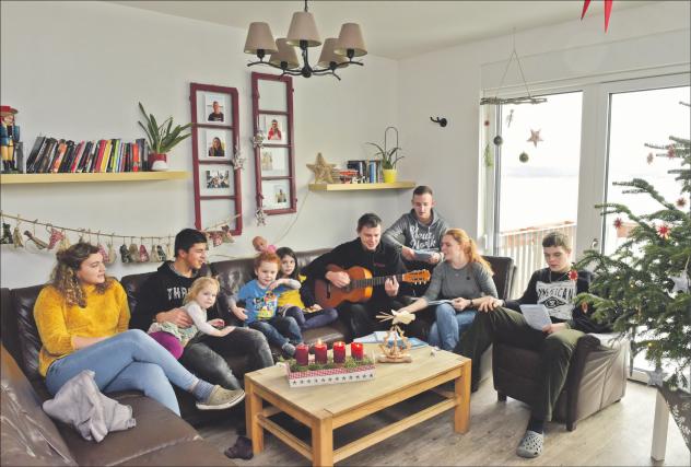 Weihnachtsliedersingen im offenen Vollzug im Seehaus Leipzig: Familie Steinert feiert Weihnachten gemeinsam mit inhaftierten Jugendlichen in den neuen Räumen am See in Neukieritzsch. Foto: Wolfgang Zeyen