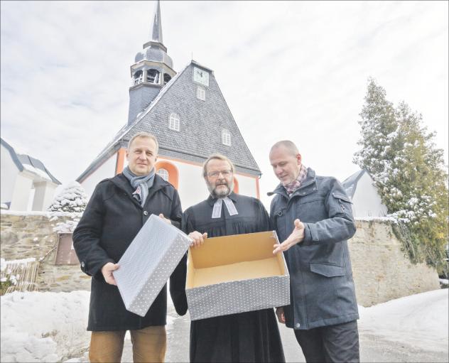 Die Königswalder Kirchvorsteher Michael Muschter (l.), Pfarrer Martin Seltmann und Friedhelm Schelter wollen keine großen Verbindungen mit vielen Gemeinden. Sie hoffen auf ein Geschenk der Synode. Foto: S. Paul