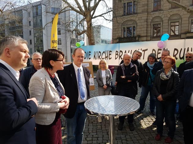 Vor dem Haus der Kirche in Dresden diskutieren Synodale mit Vertretern von Kirchgemeinden über die Umsetzung der Strukturreform. Foto: Uwe Naumann Mahnwache Synode Strukturreform Kirchgemeinden Haus der Kirche Dresden