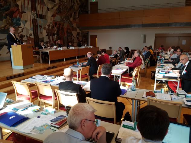 Christoph Apitz, Vorsitzender des Synoden-Ausschusses Kirche und Diakonie, stellt den Entwurf für ein neues Diakoniegesetz der Landessynode vor. Christoph Apitz Landessynode Diakonie
