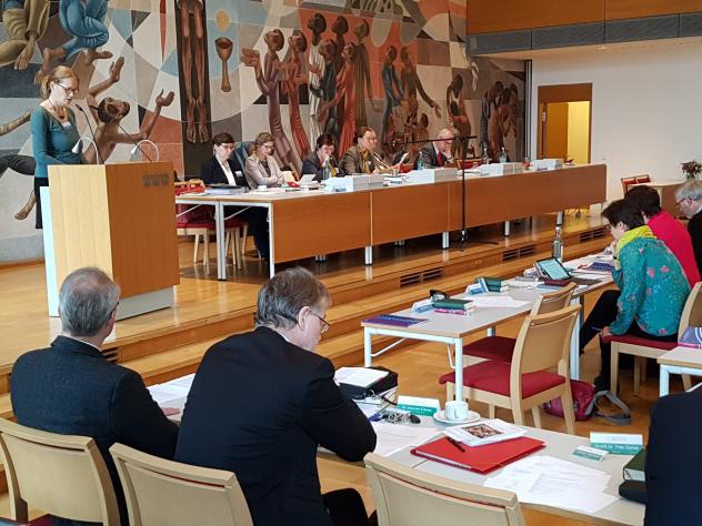 Die Synodale Helen Dreikopf verliest den Antrag zum Schutz des ungeborenen Lebens Foto: Uwe Naumann Landessynode Helen Dreikopf ungeborenes Leben Schwangerschaftsuntersuchung Kinder Behinderung