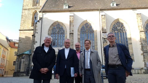 Auf Ostbesuch in Bautzen, auf dem Weg zum Dom St. Petri: EKD-Ratsvorsitzender Heinrich Bedford-Strohm (l.) und Markus Dröge (2. v. r.), Bischof von der Landeskirche Berlin-Brandenburg-Schlesische Oberlausitz, zu Gast bei Landesbischof Carsten Rentzing (2. v. l.) und dem Bautzener Superintendenten Tilmann Popp (r.) sowie seinem Stellvertreter Michael Ramsch. EKD-Räte, Landesbischof, Bautzen, Heinrich Bedford-Strohm, Markus Dröge, Carsten Rentzing, Tilmann Popp, Michael Ramsch