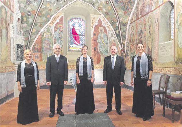 Unter Leitung von Kantorin Doreen Feldheim (l.) singen im Kammerchor »Anima musica«   v. l.:  Hartwig Feldheim (Bassbariton), Anne Flechsig (Alt), Lutz Keßler (Tenor) und Susann Kretzschmar (Sopran). Foto. C. Zehrfeld 