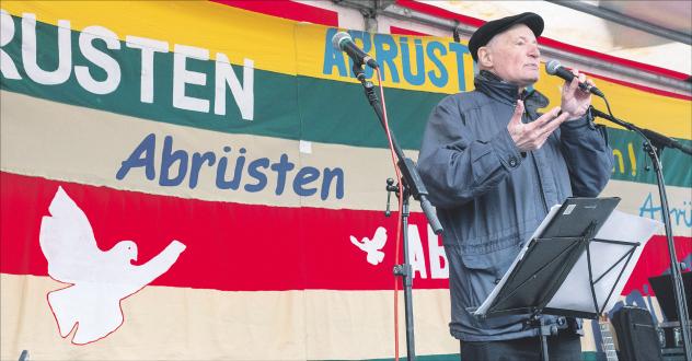 Eugen Drewermann bei der Abschlusskundgebung des Berliner Ostermarsches am 18. März 2018, der unter dem Motto »Abrüsten statt aufrüsten« stand. Foto: Rolf Zöllner/epd 