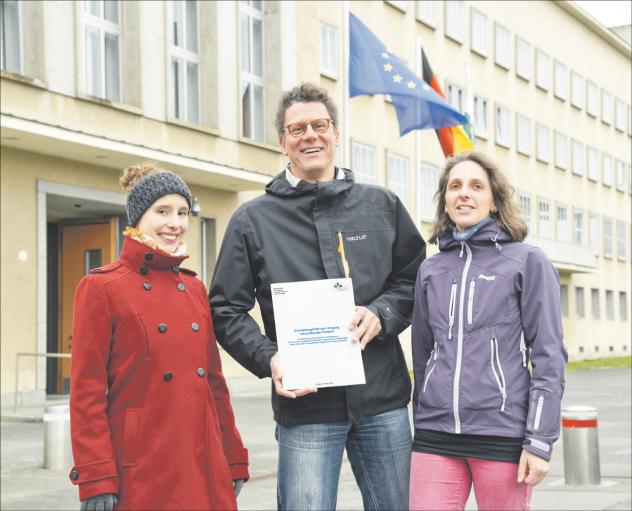 Politisch orientiert (v.l.): Annemarie Schrader, Dr. Erik Panzig, Dr. Peggy Renger-Berka von der Evangelischen Erwachsenenbildung mit der »Orientierungshilfe zum Umgang mit politischen Parteien« vor dem Landtag in Dresden. Foto: Steffen Giersch