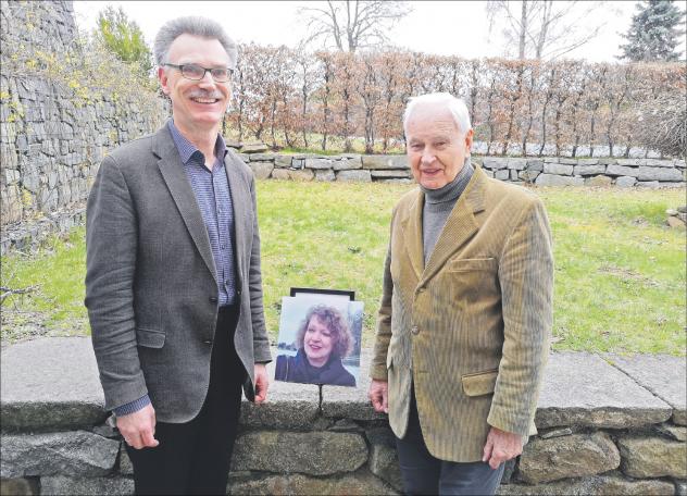 Gedenken in der Lausitz: Der Herrnhuter Pfarrer und Studienleiter Dr. Peter Vogt (l.) zusammen mit Hans Modrow im Garten des Komensky-Tagungsheim. In der Mitte ist das Bild der verstorbenen Irina Modrow. Foto: Andreas Herrmann