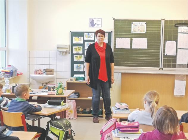 Aus der Gemeinde in die Schule: Claudia Menzel war 20 Jahre Gemeindepädagogin und ist nun Lehrerin an der Grundschule Hirschfelde. Etwa 35 weitere Katecheten haben auf diese Weise die Landeskirche verlassen. Foto: Andreas Herrmann Lehrerin, Gemeindepädagoge, Quereinsteiger, Seiteneinsteiger, Schule
