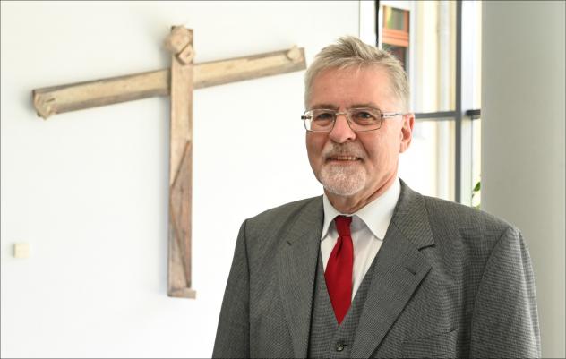 Abschied vom Amt: Dr. Johannes Kimme im Foyer des Landeskirchenamtes in Dresden. Seit 2010 ist er dort Präsident. Am 5. Juli, 18 Uhr wird er mit einem Gottesdienst in der Dreikönigskirche verabschiedet. Foto: Steffen Giersch Johannes Kimme, Präsident, Landeskirchenamt, Verabschiedung, Ruhestand