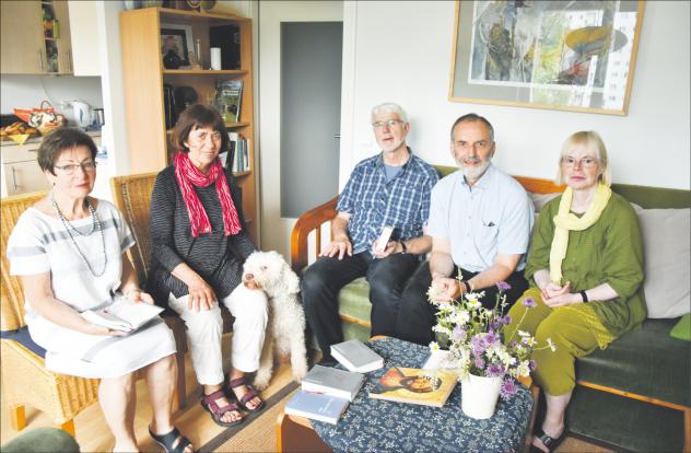 Die Pioniere des Leipziger Wohnschrittmacher-Projektes: Edith Heidenreich, Maren-Magdalena Sorger, da Vinci, Konrad Harmansa, Werner und Maria Schneider (von links) nach dem gemeinsamen Morgengebet. Foto: D. Wanzek Wohngemeinschaft, Senioren, Leipzig, Plattenbau, Ökumene
