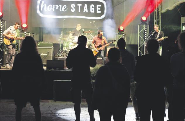 Musik bis tief in die Niederwürschnitzer Nacht: Auf drei Bühnen traten lokale Bands und DJs in den Tagen und Nächten des »homeward-Festivals« auf. Mit rund 3500 Besuchern verzeichnete das Festival einen neuen Rekord. Foto: homeward homeward-festival, Niederwürschnitz