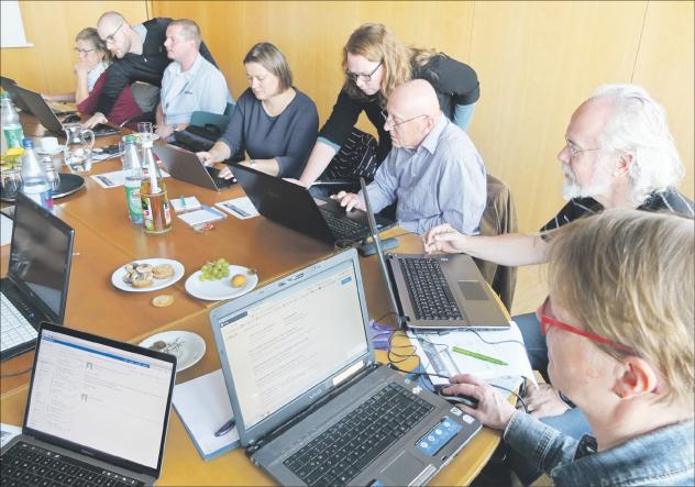 Unterricht für eine eigene Internetseite: Software-Entwickler Kai Biermeier (2. v. l.) erklärt im Landeskirchenamt in Dresden den Mitarbeitern aus Kirchgemeinden und Einrichtungen, wie der »Webbaukasten« funktioniert. Foto: T. Gärtner Webbaukasten, Internetseite, Homepage, Schulung, Landeskirchenamt