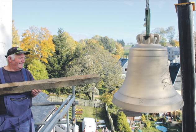 »Klangprobe« durch den ehemaligen Cunersdorfer Glöckner Christian Schmieder, eine Ehrenfriedersdorfer Firma hebt die Glocken in den Turm. Am 31. Oktober soll das Geläut erstmals erklingen. Foto: C. Bergmann Cunersdorf, Glocke, Christian Schmieder