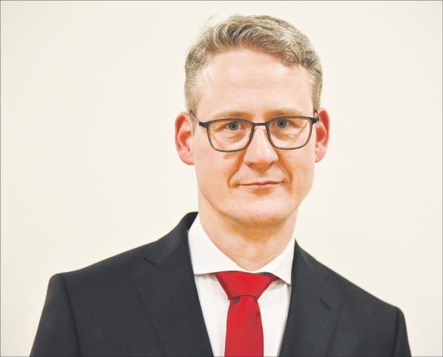 Der neue Präsident des Landeskirchenamtes: Hans-Peter Vollbach wurde im Januar mit knapper Mehrheit gewählt und am 11. Oktober mit einem Gottesdienst ins Präsidentenamt eingeführt. Das Foto zeigt ihn nach der Wahl. Foto: Steffen Giersch Hans-Peter Vollbach, Landeskirchenamt, Dresden