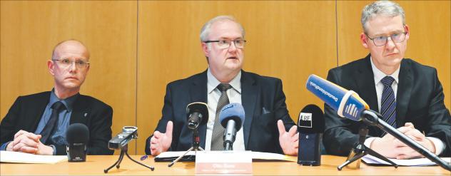 Das Bedauern ist »maßlos« (v. l.): Oberlandeskirchenrat Thilo Daniel, Synodalpräsident Otto Guse und Kirchenamtspräsident Hans-Peter Vollbach verkünden, dass Landesbischof Rentzing zurücktritt. Foto: Giersch Pressekonferenz, Landeskirchenamt, Otto Guse, Thilo Daniel, Hans-Peter Vollbach