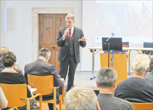 Gordian Meyer-Plath, Präsident des sächsischen Landesamtes für Verfassungsschutz, bei seinem Vortrag vor den Mitgliedern des Sächsischen Pfarrvereins in der Evangelischen Akademie Meißen. Foto: Tomas Gärtner Gordian Meyer-Plath, Evangelische Akademie, Meißen, Pfarrerverein