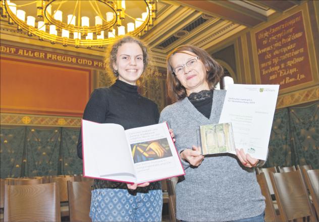 Ausgezeichnete Forschung: Preisträgerin Anja Höfer (l.) und Geschichtslehrerin Herma Lautenschläger zeigen Urkunde, Podcast-CD und Facharbeit im historischen Betsaal des Gymnasiums St. Augustin Grimma. Foto: Thomas Barth Grimma, St. Augustin, Heimatforschung, Anja Höfer, Herma Lautenschläger