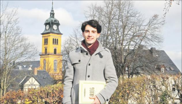 Pascal Kaufmann vor der Kirche in Augustusburg. Der Kantor und Lehrer hat im Ort musikalisch schon einiges neu angeschoben. Foto: Dirk Trautmann Pascal Kaufmann, Augustusburg, Kantor