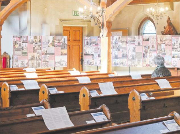 Gottesdienste abgesagt: Nur einzelne Christen waren am Sonntagmorgen in der St.-Martinskirche in Dresden-Bühlau. Fast alle Gemeinden hatten ihre Gottesdienste wegen des Corona-Virus kurzfristig abgesagt. Foto: Tomas Gärtner Dresden-Bühlau, Kirche, Absage, Gottesdienst
