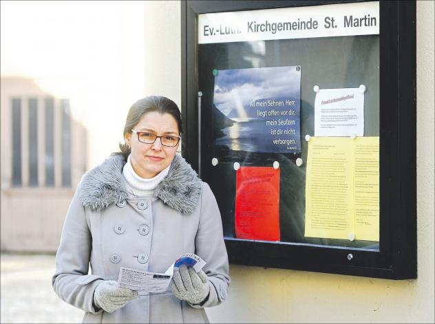 Althergebrachte Kommunikation: Durch die Kontaktverbote ist Pfarrerin Dr. Claudia Matthes in Zschopau auch wieder mehr auf schriftliche Informationen angewiesen, vor allem um ältere Menschen zu erreichen. Foto: Dirk Trautmann