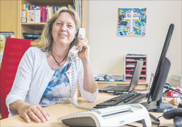 Großer Gesprächsbedarf in Krisenzeiten: Tabea Waldmann leitet die Telefonseelsorge im Vogtland. Mit mehr ehrenamtlichen Diensten können derzeit auch mehr Anrufe angenommen werden. Foto: David Rötzschke Telefonseelsorge, Tabea Waldmann, Anruf, Vogtland, Diakonie, Corona