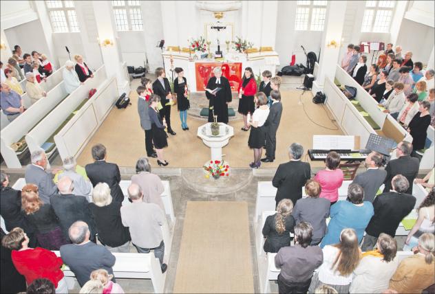 So wird Konfirmation vorerst nicht gefeiert: Wie 2012 in Lohmen sind bei Konfirmationen die Kirchen oft voll. Derzeit aber müssen Abstände und Hygieneregeln eingehalten werden, weshalb oft erst im Herbst gefeiert wird. Foto: Archiv/Oettel Konfirmation, Lohmen, Konfis, Corona, Abstände