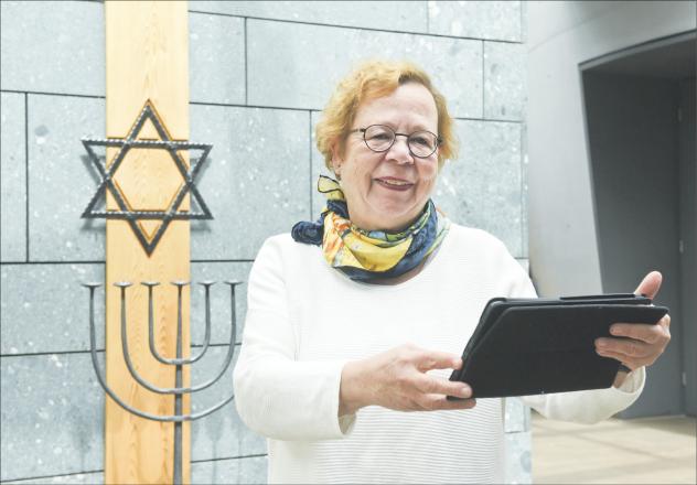 Jüdischer Religionsunterricht per Video: Die Religionslehrerin und Vorsitzende der Jüdischen Gemeinde Chemnitz, Dr. Ruth Röcher, in der Chemnitzer Synagoge. In Corona-Zeiten hat sie den Unterricht per Tablet gehalten. Foto: A. Seidel Ruth Röcher, Synagoge, Chemnitz, Jüdische Gemeinde, Religionsunterricht, Corona