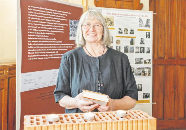 Elisabeth Guhr vor einer ihrer Ausstellungstafeln in der Michaeliskirche Leipzig. Sie erinnert an jüdische Nachbarn im Stadtteil Gohlis. Der Titel »Ich hatte einst ein schönes Vaterland« ist ein Zitat aus einem Gedicht Heinrich Heines. Foto: Uwe Winkler Elisabeth Guhr, Juden, Ausstellung, Holocaust, Erinnerung