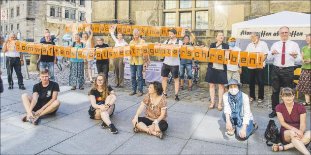 Eine Mahnwache an der Kreuzkirche Dresden erinnerte an die Atombombenabwürfe vor 75 Jahren und forderte ein Atomwaffenverbot. Foto: Boosen Atomwaffenverbot, Mahnwache, Kreuzkirche, Dresden