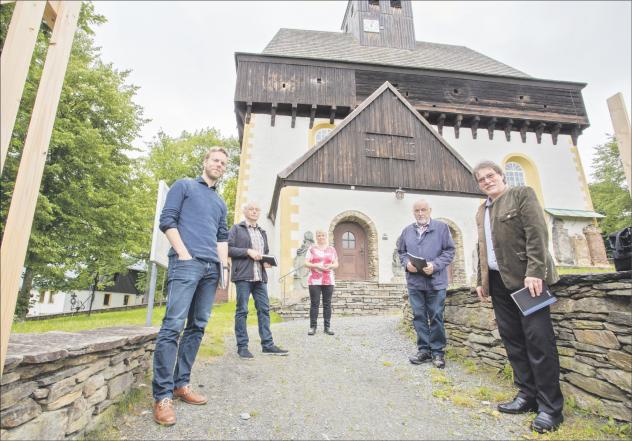 Im Einsatz für die Wehrkirche: Pfarrer Andreas Lau, Johannes Stuhlemmer, Manuela Rösch, Johannes Rösch und Ingolf Georgi (v.l.) koordinieren die Vorbereitungen auf das 550. Jubiläum der Großrückerswalder Wehrkirche. Foto: Jan Görner Wehrkirche, Großrückerswalde, Jubiläum, Festwoche