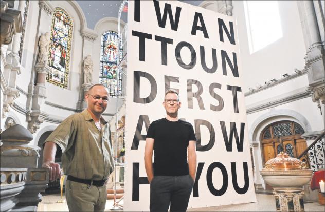 Kunst in der Kirche: Gemeindepfarrer Eckehard Möller (l.) und der Künstler Daniel Rode vor der Installation in der Martin-Luther-Kirche in der Dresdner Neustadt. Bis Monatsende verhüllt das große Banner den Altar. Foto: Steffen Giersch Kunst, Installation, Daniel Rode, Eckehard Möller, Kirche, Dresden