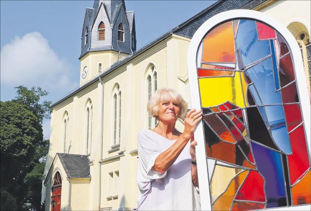 Das Kreuz in Blei und Farbe: Künstlerin Isolde Roßner hat ein neues Bleiglasfenster für die Kirche im Fraureuther Ortsteil Beiersdorf gestaltet. Gestiftet hat es das örtliche Pfarrerehepaar Virginas. Foto: Cristina Zehrfeld Isolde Roßner, Kirche Beiersdorf, Bleiglasfenster