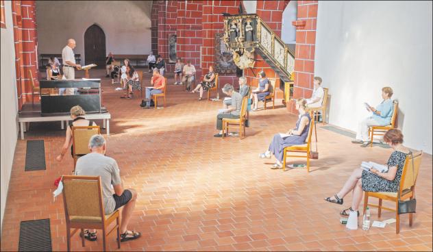 Singen mit Abstand: Teilnehmer der Meißner Chorwoche bei einer Probe in der St. Afra-Kirche mit Chorleiter Christfried Brödel. Foto: Christof Oberreuter Chor, Probe, Meißen, Chorwoche, Singen, Kirche, Abstand, Corona
