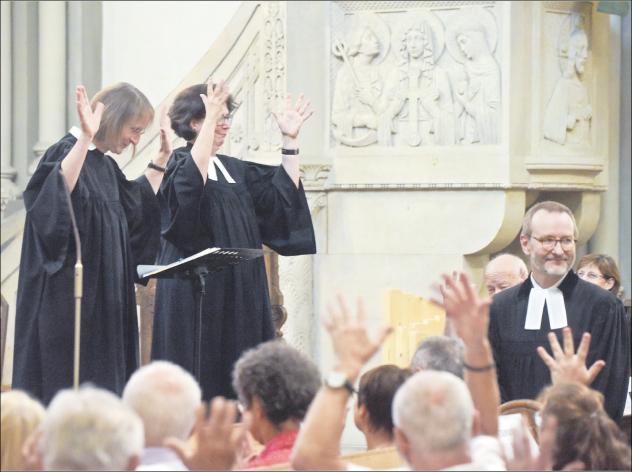 Abschied mit Herzen, Mund und Händen: Pfarrer Martin Weithaas (r.) wurde als Gehörlosenpfarrer in Leipzig verabschiedet. Foto: W. Zeyen Gottesdienst, Verabschiedung, Gebärden, Gehörlosengemeinde, Leipzig, Gehörlose, Pfarrer, Martin Weithaas