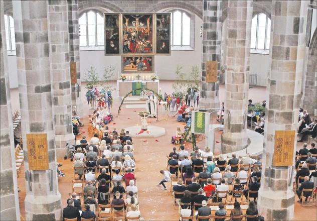 Gottesdienst zur Einschulung: Zum 20. Mal kamen in der Kirche St. Wolfgang in Schneeberg die Erstklässler der evangelischen Grundschule zusammen, um »unter dem großen Himmelsbogen« gesegnet zu werden. Foto: Ev. Schulverein Schneeberg Schneeberg, Kirche St. Wolfgang, Einschulung, Gottesdienst, Schulanfang