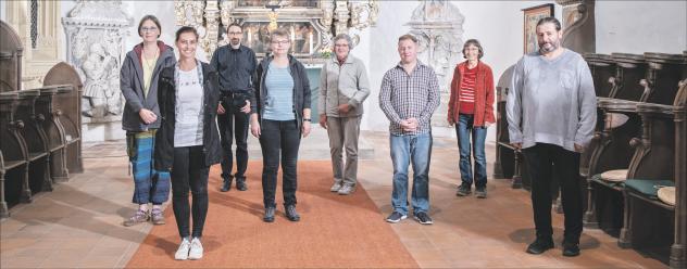 Stellen sich zur Wahl: Sieben von neun Kandidaten für die Kirchenvorstandswahl in der Kirchgemeinde Pegau bei der Kandidatenvorstellung in der Pegauer Laurentiuskirche (mit Pfarrer Reiprich, 3. v. l.). Foto: Uwe Winkler Pegau, Kirchenvorstand, Wahl, Kandidaten