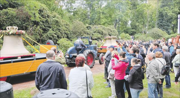 Rundfahrt durch das Dorf mit dem neuen Geläut der Niederwürschnitzer St. Johanneskirche: Am Wochenende wurden die Glocken geweiht. Eigentlich war der Termin schon viel eher geplant gewesen. Foto: Cristina Zehrfeld Glockenweihe, Niederwürschnitz