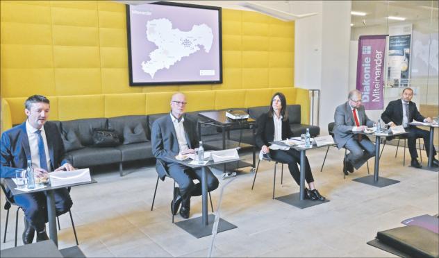Pressekonferenz in Dresden (v.l.n.r.) mit Sven Marschel (Stadtmission), Dietrich Bauer (Vorstand Diakonie Sachsen), Diana Kathleen Weilandt (Diakonie Sachsen), Roberto Schimana (Diakoniestiftung), Thomas Slesazeck (Stadtmission). Foto: Steffen Giersch Diakonie, Diakoniestiftung, Stadtmission