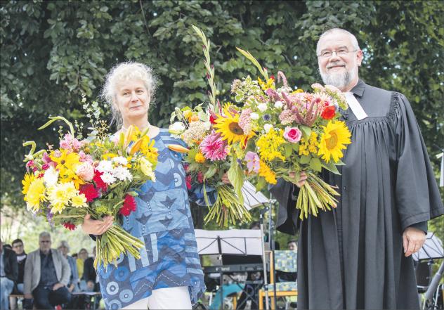Abschied von Karl Albani in Knauthain mit Ehefrau Sabine, der ebenfalls gedankt wurde. Über 400 Menschen kamen zum Gottesdienst in den Pfarrgarten. Superintendent Sebastian Feydt würdigte den Pfarrer. Foto: Uwe Winkler Verabschiedung, Karl Albani, Leipzig, Pfarrer