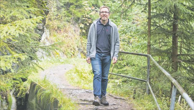 Kein Spaziergang: Pfarrer Burkhard Wagner hat im erzgebirgischen Pobershau mehrere Fälle von sexuellem Missbrauch aufgearbeitet. Zwar liegen die Taten über 20 Jahre zurück, aber er kritisiert den Ruf und den Druck zur Vergebung. Um den Weg freizumachen für eine unabhängige Aufarbeitungskommission und einen Neustart in der Gemeinde, wechselt der Pfarrer die Stelle und zieht nun mit seiner Familie nach Adorf im Vogtland. Foto: Jan Görner Missbrauch, Kirche, Pobershau, Aufarbeitung, Pfarrer, Burkhard Wagner