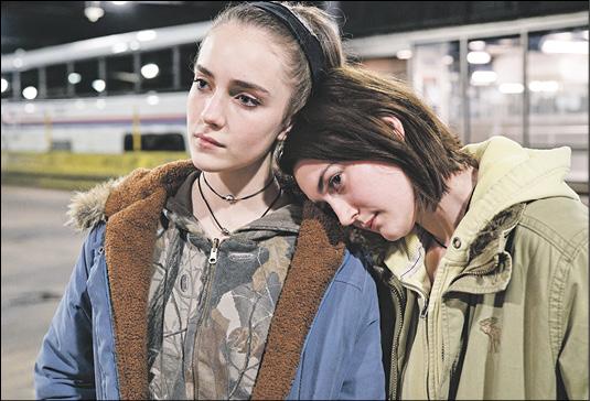 In Bedrängnis: Autumn (Sidney Flangian, l.) mit Cousine (T. Ryder).