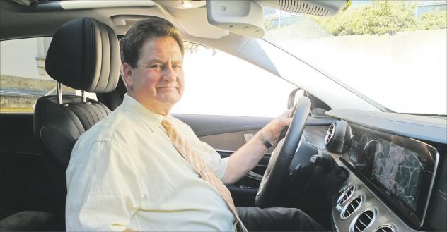 Frank Bergmann hat im Dienstwagen des Landeskirchenamtes seit 1983 mehrere Bischöfe und andere kirchenleitende Persönlichkeiten gefahren. Foto: Tomas Gärtner Fahrer, Landeskirchenamt, Auto, Chauffeur, Dienstwagen