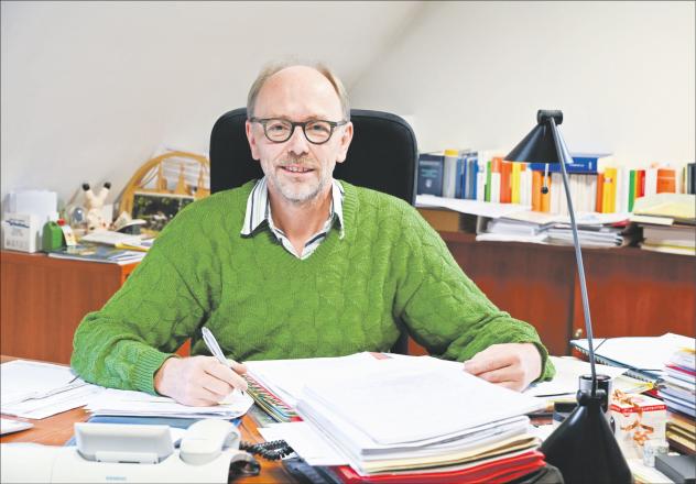 Seine Arbeit ist das Geld: Andreas Eßlinger ist Stadtkämmerer von Weißenberg in der Oberlausitz. Zugleich kümmert er sich um die Finanzen seines Kirchspiels Gröditz sowie um die der Landeskirche. In Zeiten von Corona ist einiges anders. Foto: Steffen Giersch Andreas Eßlinger, Weißenberg, Stadtkämmerer, Haushalt, Aktenberge