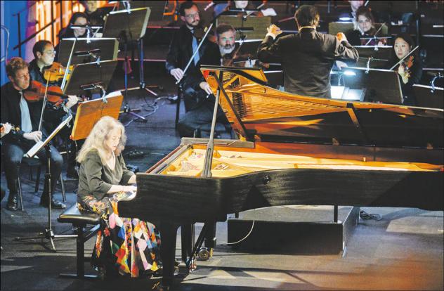 Glanz in der der Dorfkirche Cunewalde mit Pianistin Martha Argerich. Lausitz-Festival, Martha Argerich, Cunewalde, Lausitz,
