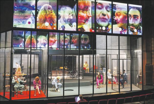 Hinter Glas, aber multimedial: Im Schauspielhaus Leipzig wird »Der Besuch der alten Dame« von Friedrich Dürrenmatt ästethisch sehr wirkungsvoll und medial auf der Höhe der Zeit aufgeführt. Foto: Rolf Arnold/Schauspiel Leipzig: Theater, Leipzig, Schauspielhaus, Dürrenmatt