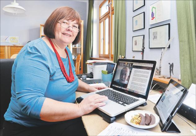 Synode zu Gast im Wohnzimmer: EKD-Synodale Karla Groschwitz aus Lengenfeld nimmt mit Laptop und Tablet an der digitalen EKD- und VELKD-Tagung teil. Die Landessynode muss jetzt auch über diese Möglichkeit entscheiden. Foto: J. Thoß Karla Groschwitz, Synode, digital, Computer