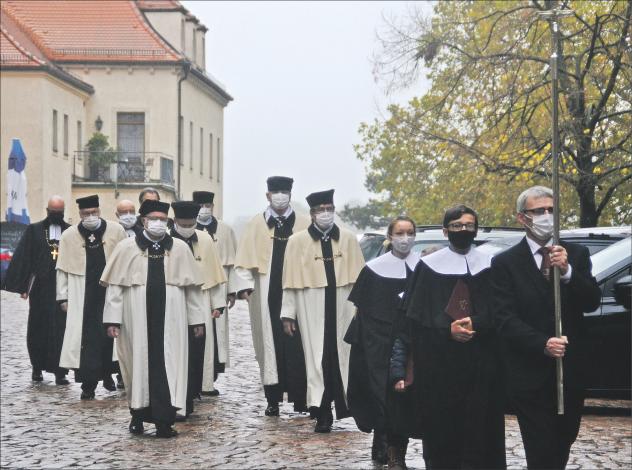Die Meißner Domherren: In vollem Ornat und mit Barett auf den Köpfen gehen sie über den Burgplatz zum Dom-Gottesdienst. Am Reformationstag trafen sich die Domherren danach zum Kapiteltag. Foto: Kathrin König Domherren, Meißen, Domkapitel